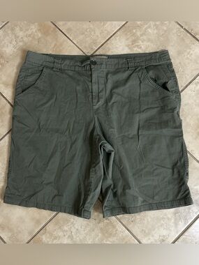 Khakis & Co Women’s Olive Green Chino Style Shorts Sz16”
